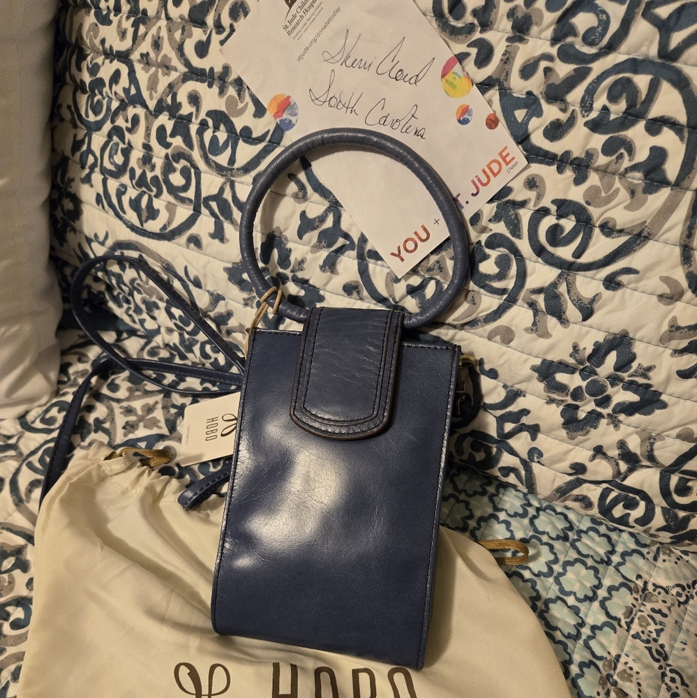 HOBO Shelia crossbody wallet